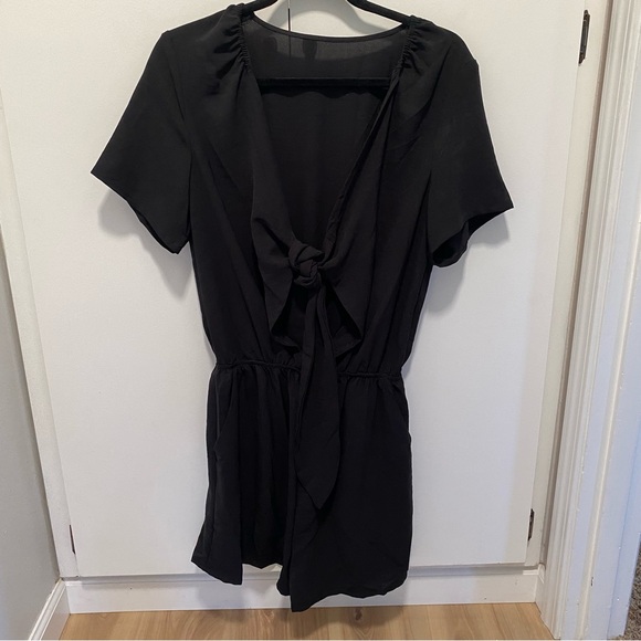 NWOT Tie Knot Front V Neck Shorts romper jumpsuit - Picture 1 of 9